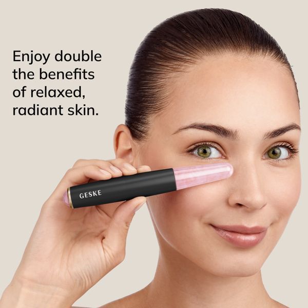 Ручка-масажер для обличчя з рожевим кварцом GESKE SmartAppGuided Double-Sided Rose Quartz Depuffing Pen 7в1 gray HB0663 фото
