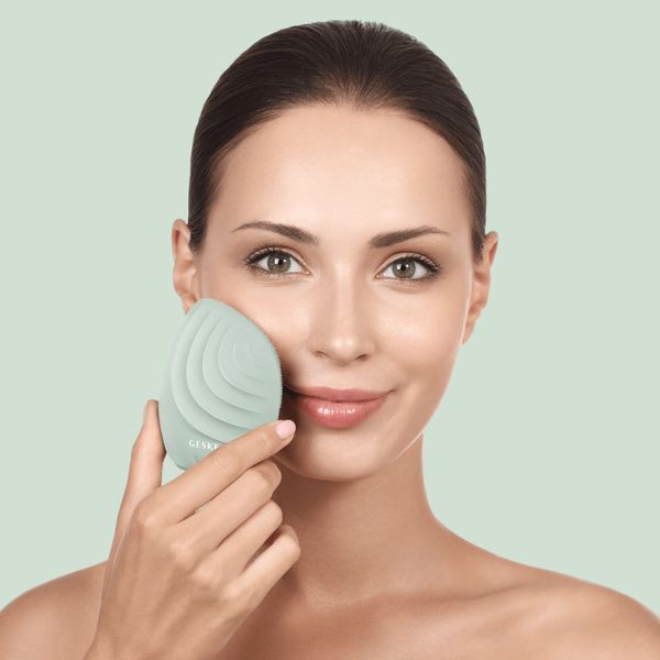 Електронна ультразвукова щітка для обличчя GESKE Sonic Facial Brush 5в1 green HB0074 фото